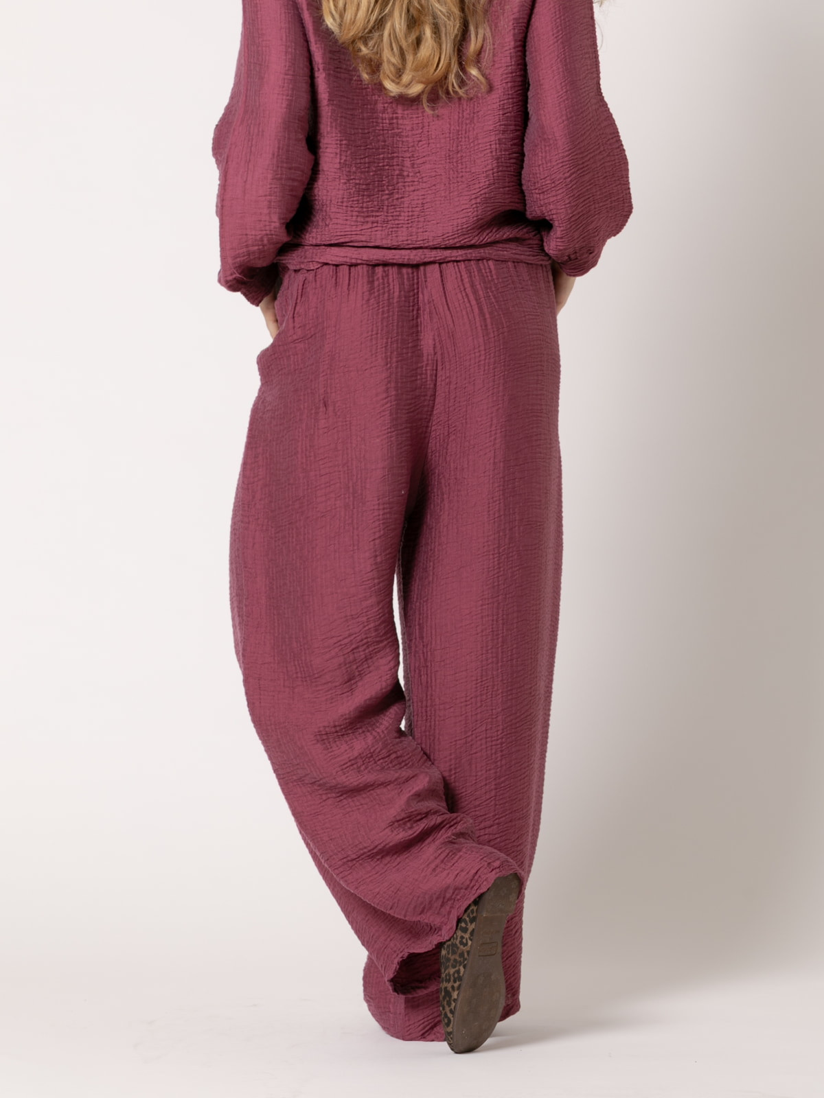 Pantalón rizo tencell brillo color Malva