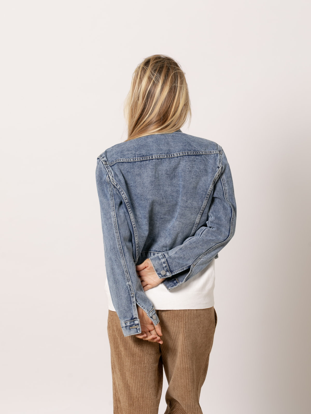 Chaqueta vaquera corta 4 bolsillos color Azul Lavanda