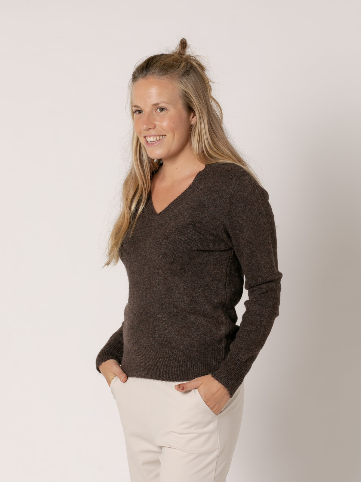 Cashmere-like V-neck sweater  Marrón  colour