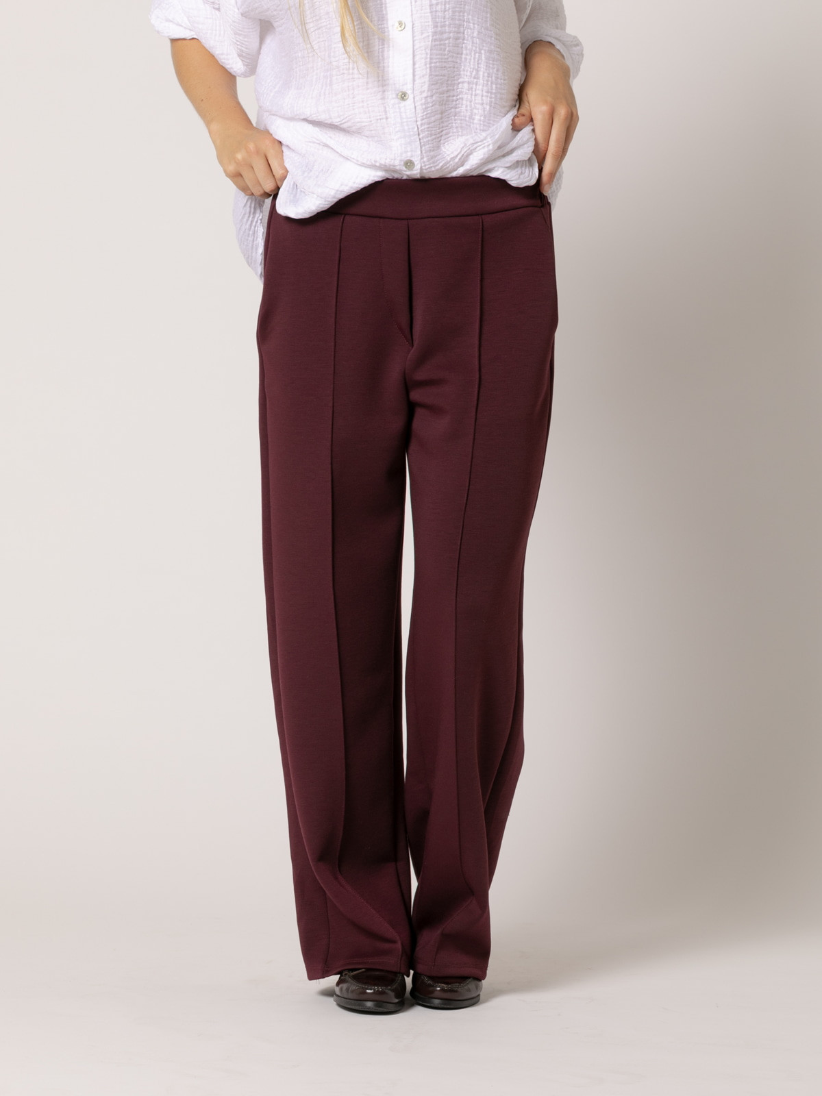 Pantalón comfy soft costura central color Burdeos