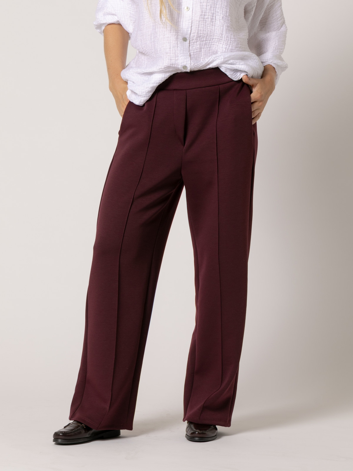 Pantalón comfy soft costura central color Burdeos