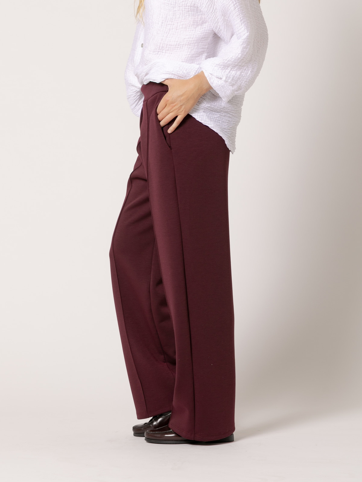 Pantalón comfy soft costura central color Burdeos