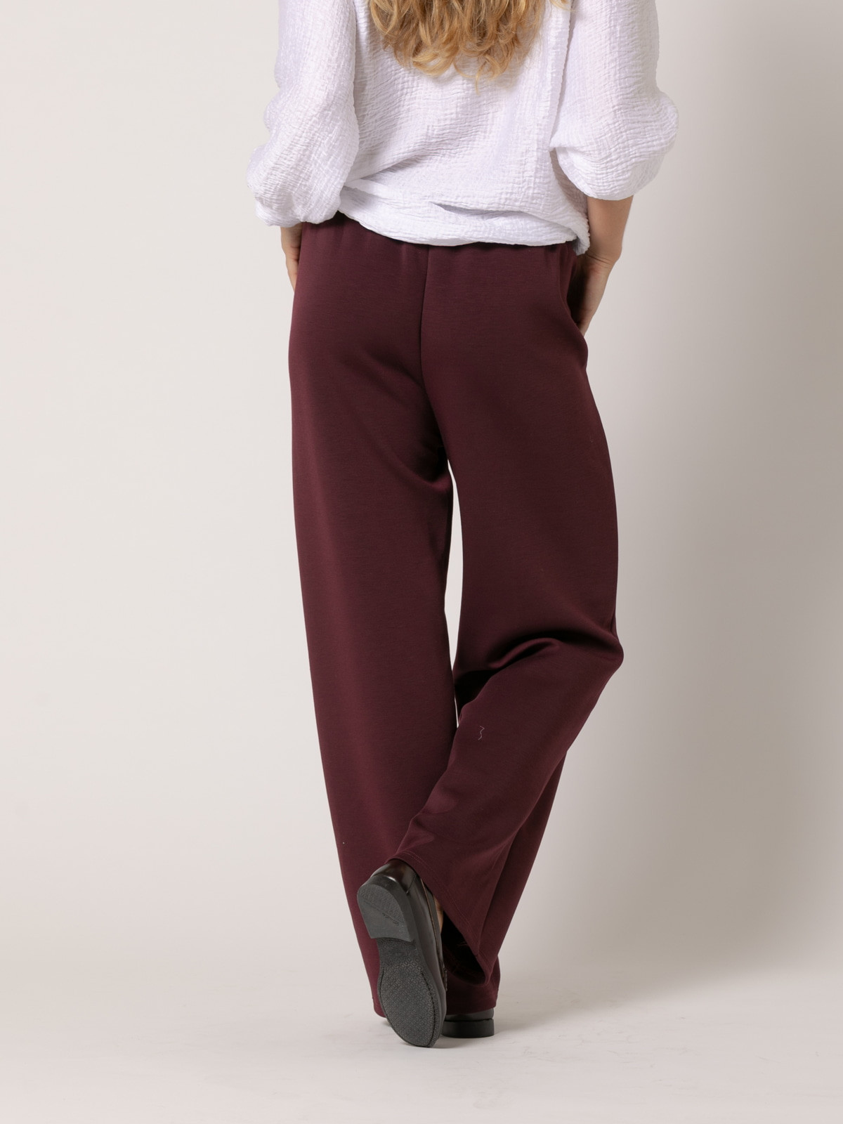 Pantalón comfy soft costura central color Burdeos