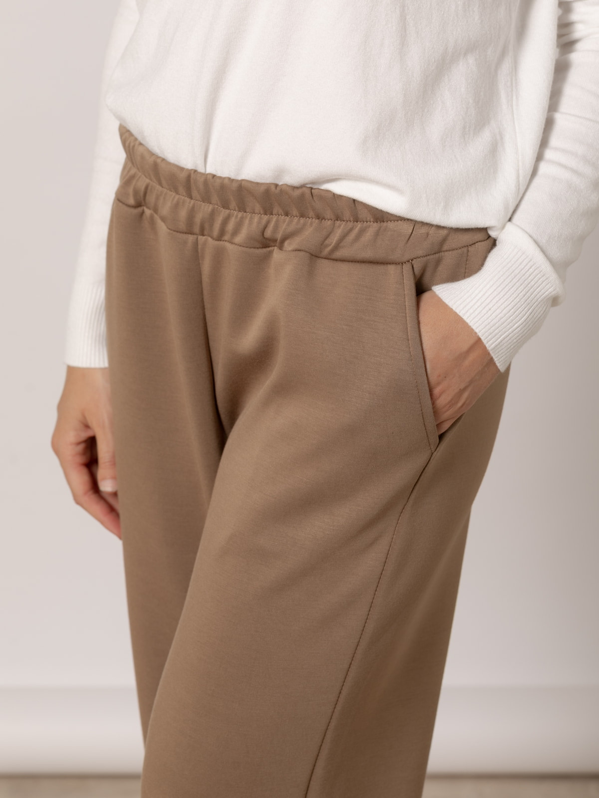 Pantalón comfy sport color Camel