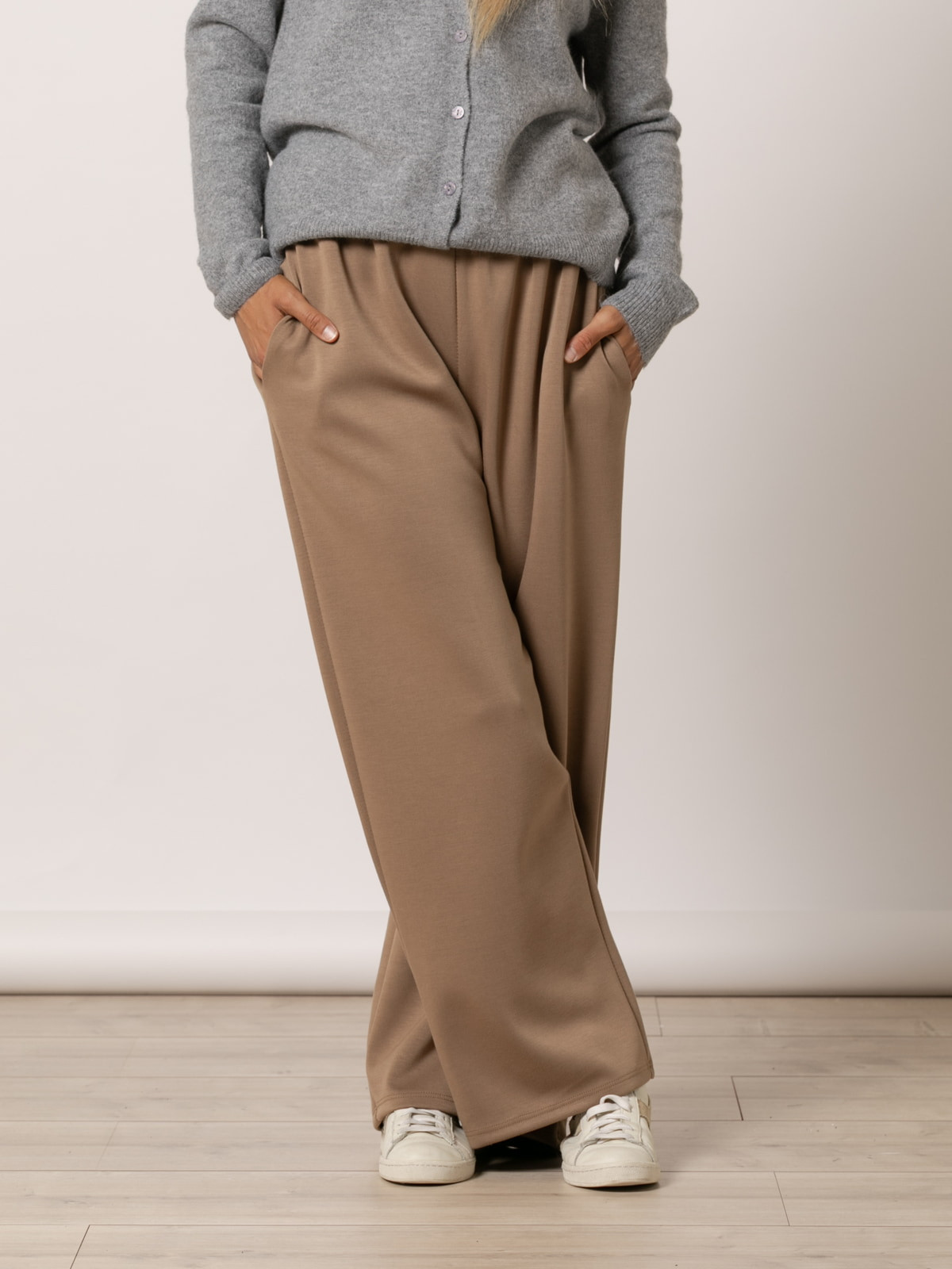 Pantalón oversize sport color Camel