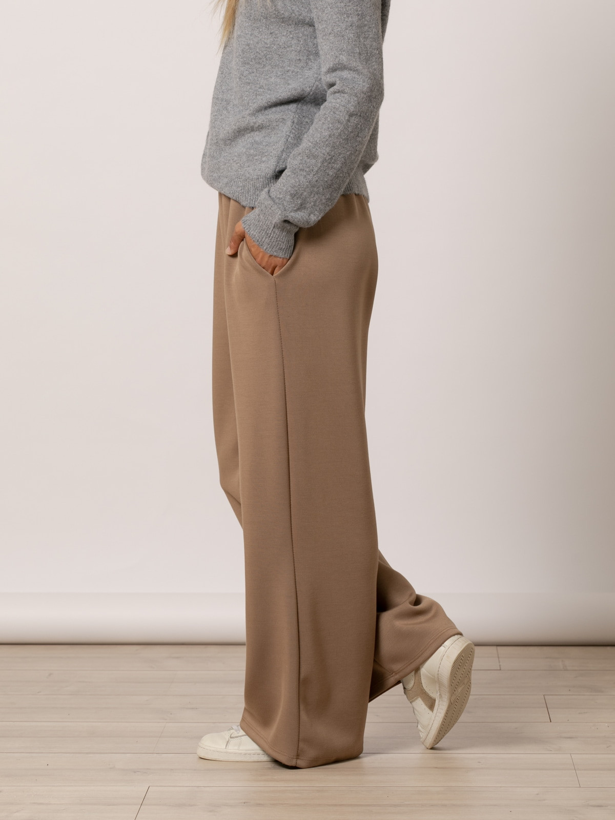 Pantalón oversize sport color Camel
