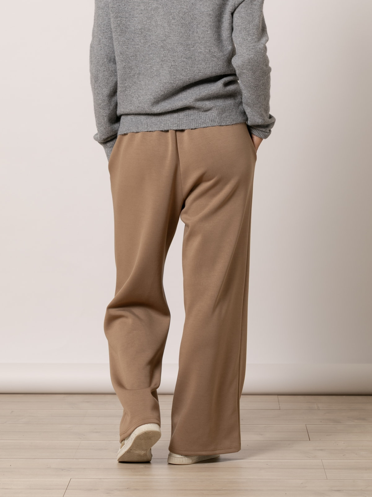 Pantalón oversize sport color Camel
