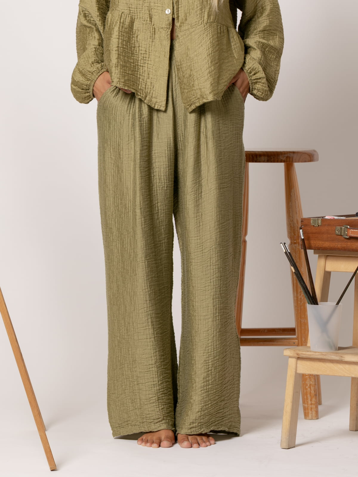 Pantalón rizo tencell brillo color Oliva
