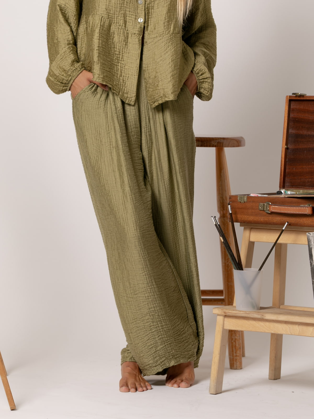 Pantalón rizo tencell brillo color Oliva