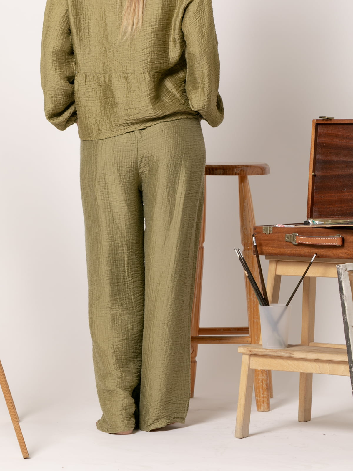 Pantalón rizo tencell brillo color Oliva