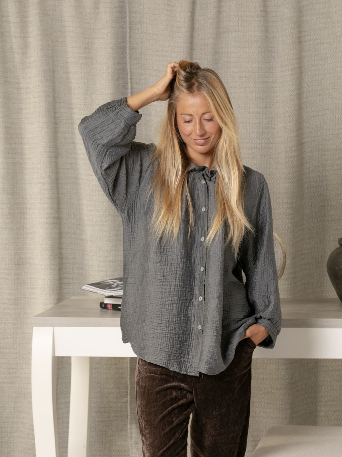 Camisa rizo volante brillo color Gris
