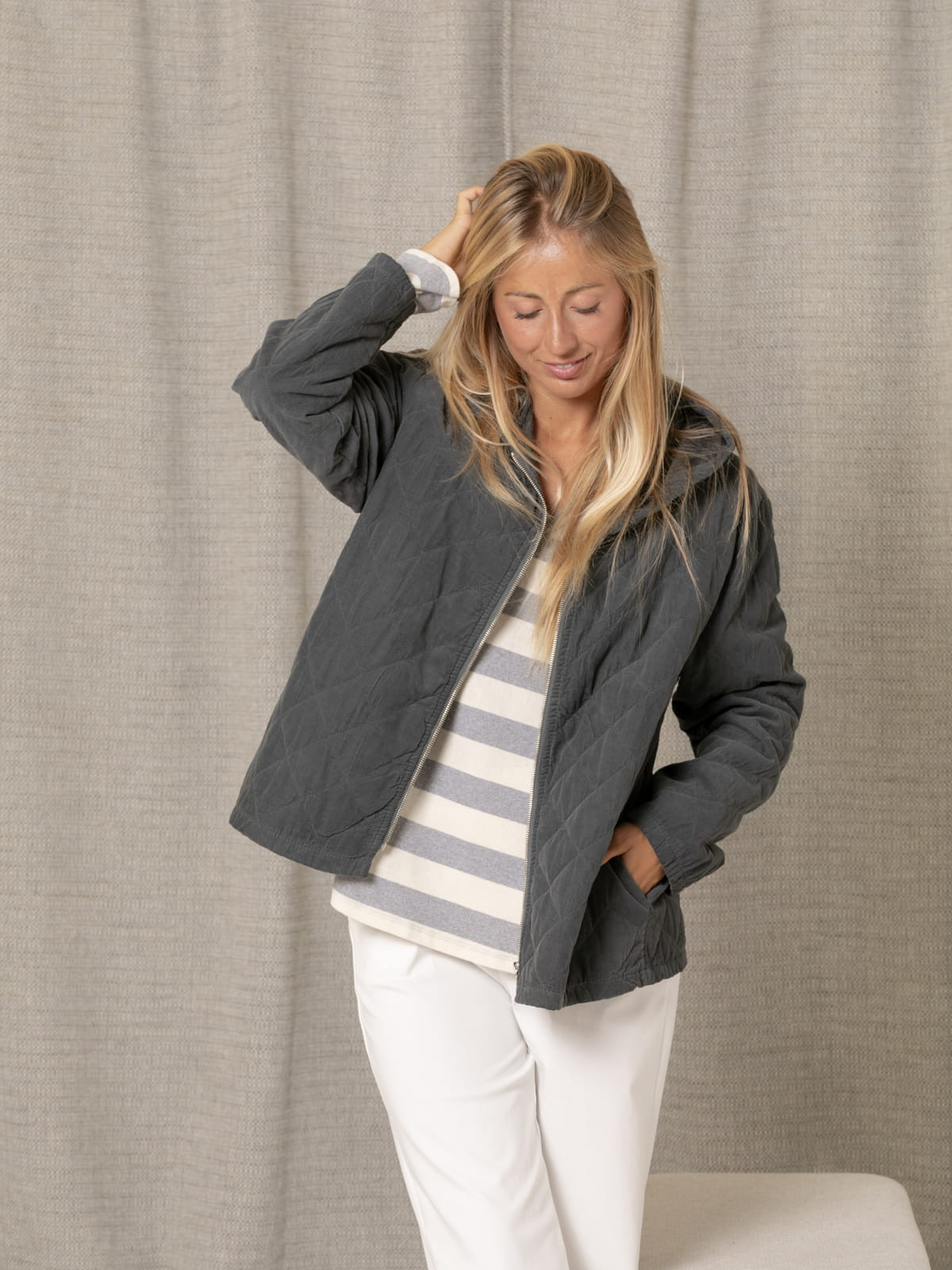 Chaqueta micro pana acolchada color Gris