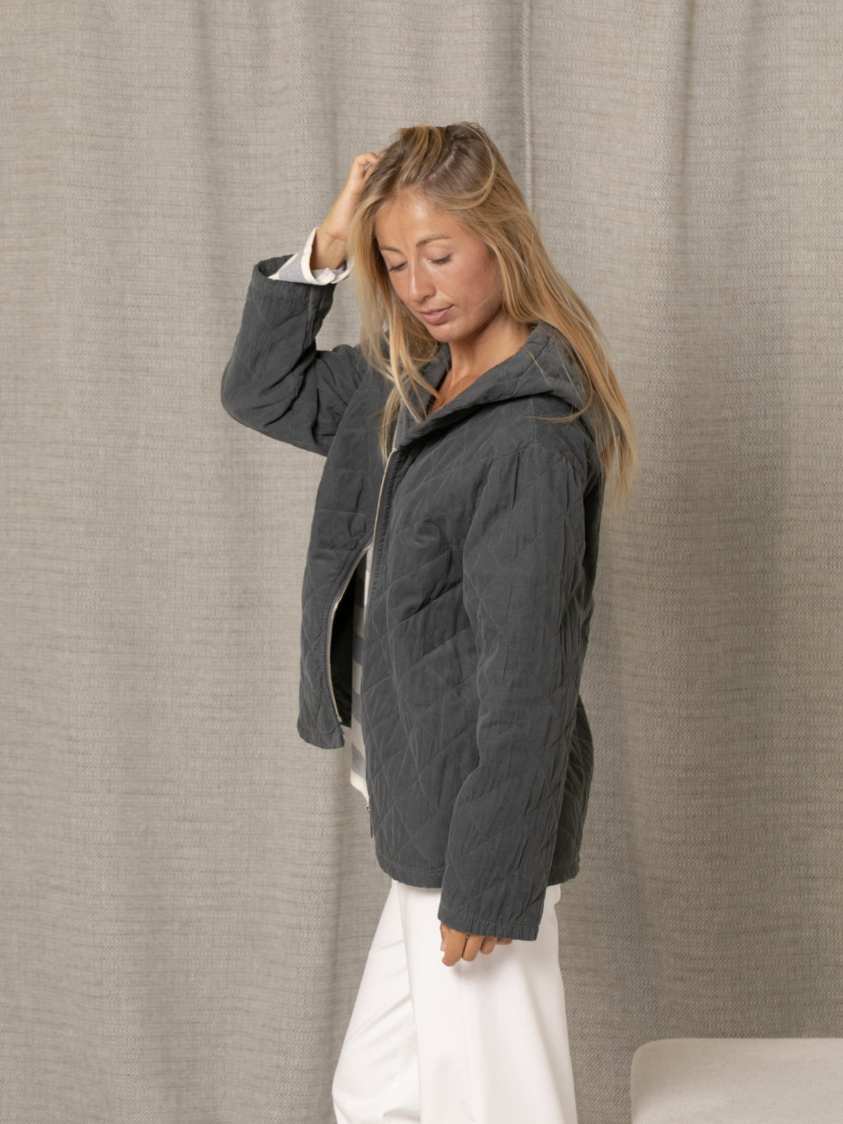 Chaqueta micro pana acolchada color Gris