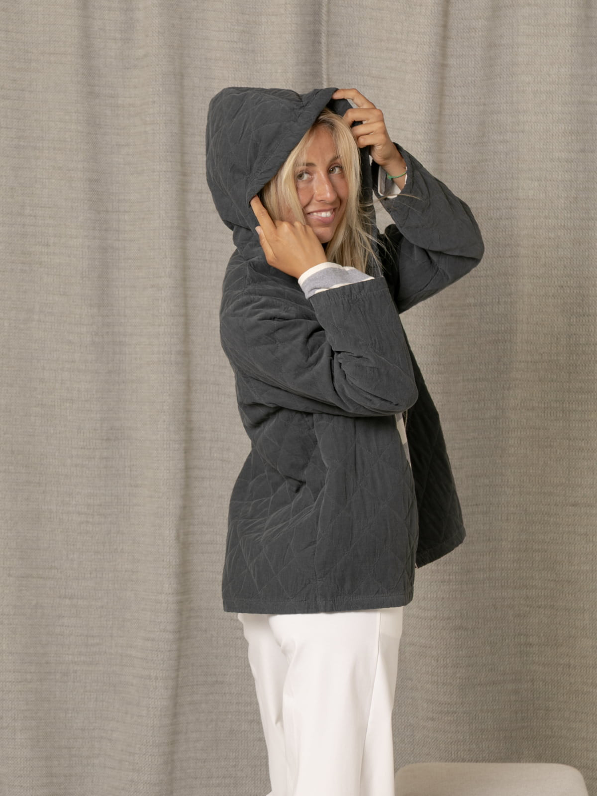 Chaqueta micro pana acolchada color Gris