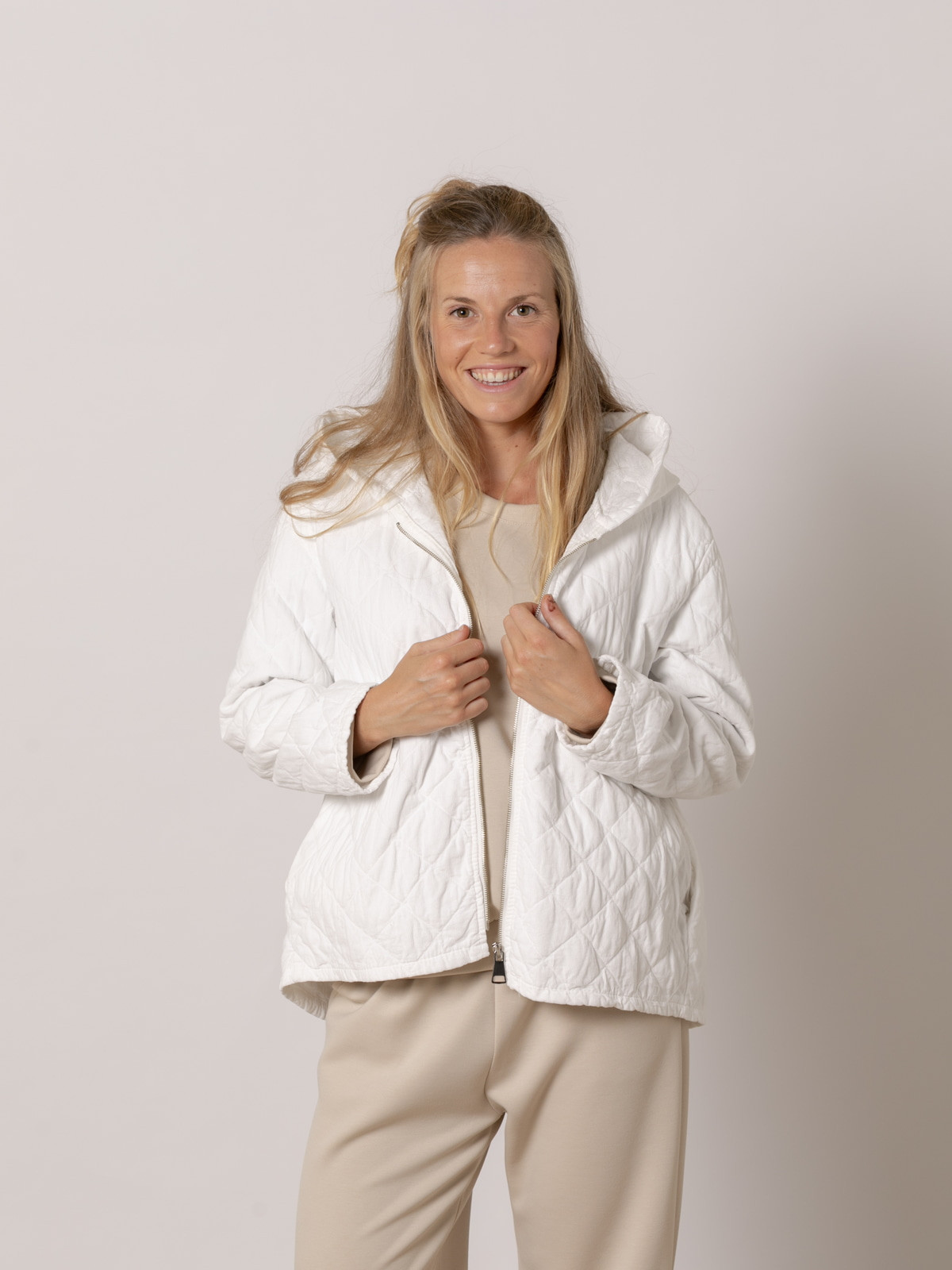 Chaqueta micro pana acolchada color Marfil