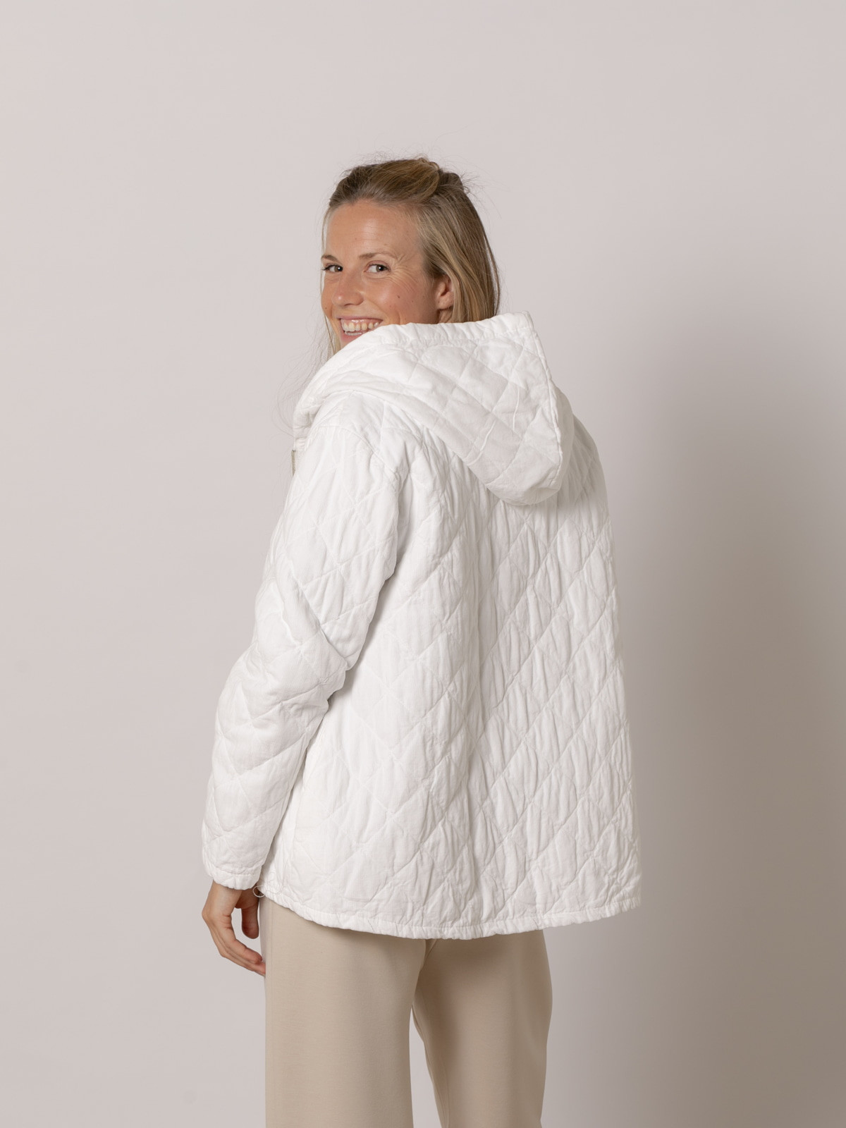 Chaqueta micro pana acolchada color Marfil