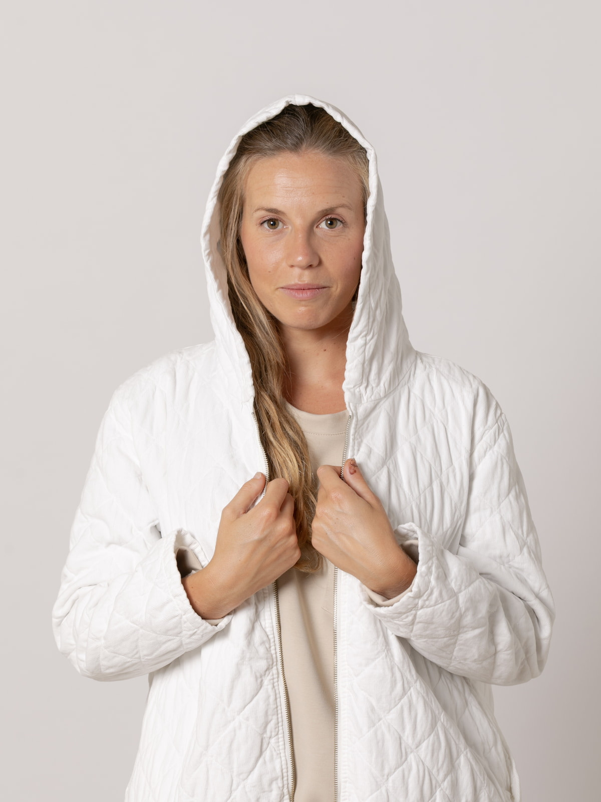 Chaqueta micro pana acolchada color Marfil