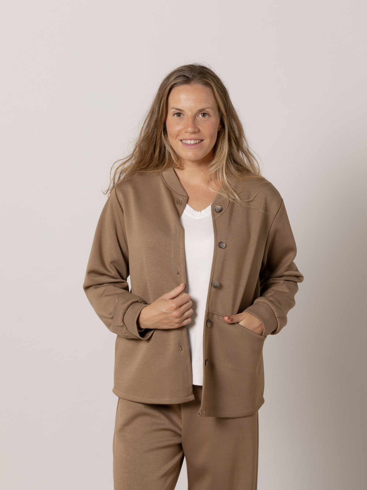 Chaqueta comfy sport bolsillos color Camel