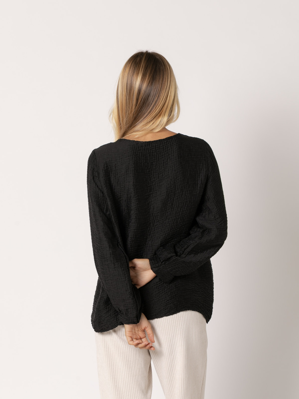 Camisa rizo c/pico brillo color Negro