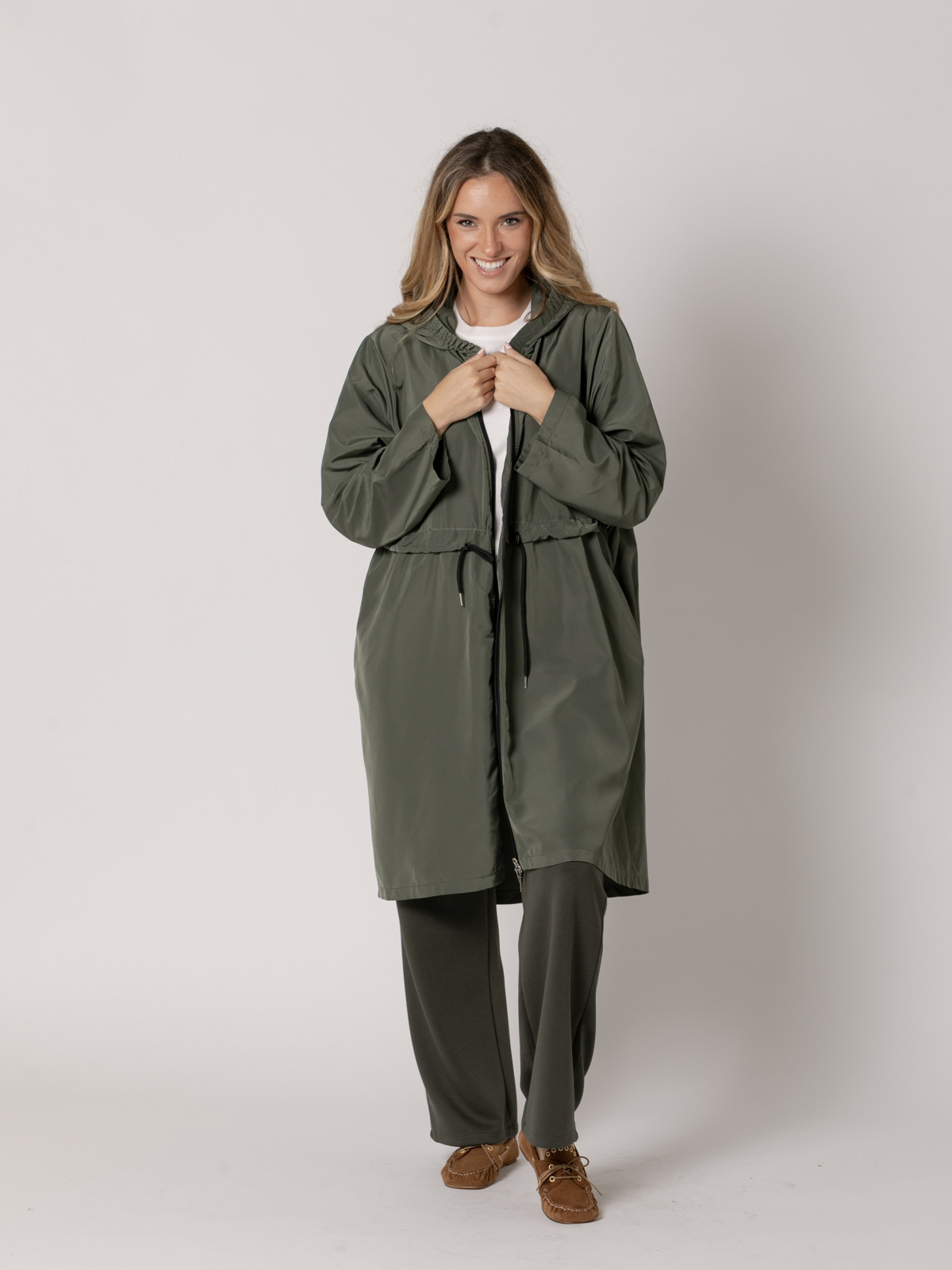 Parka larga ajustable color Verde