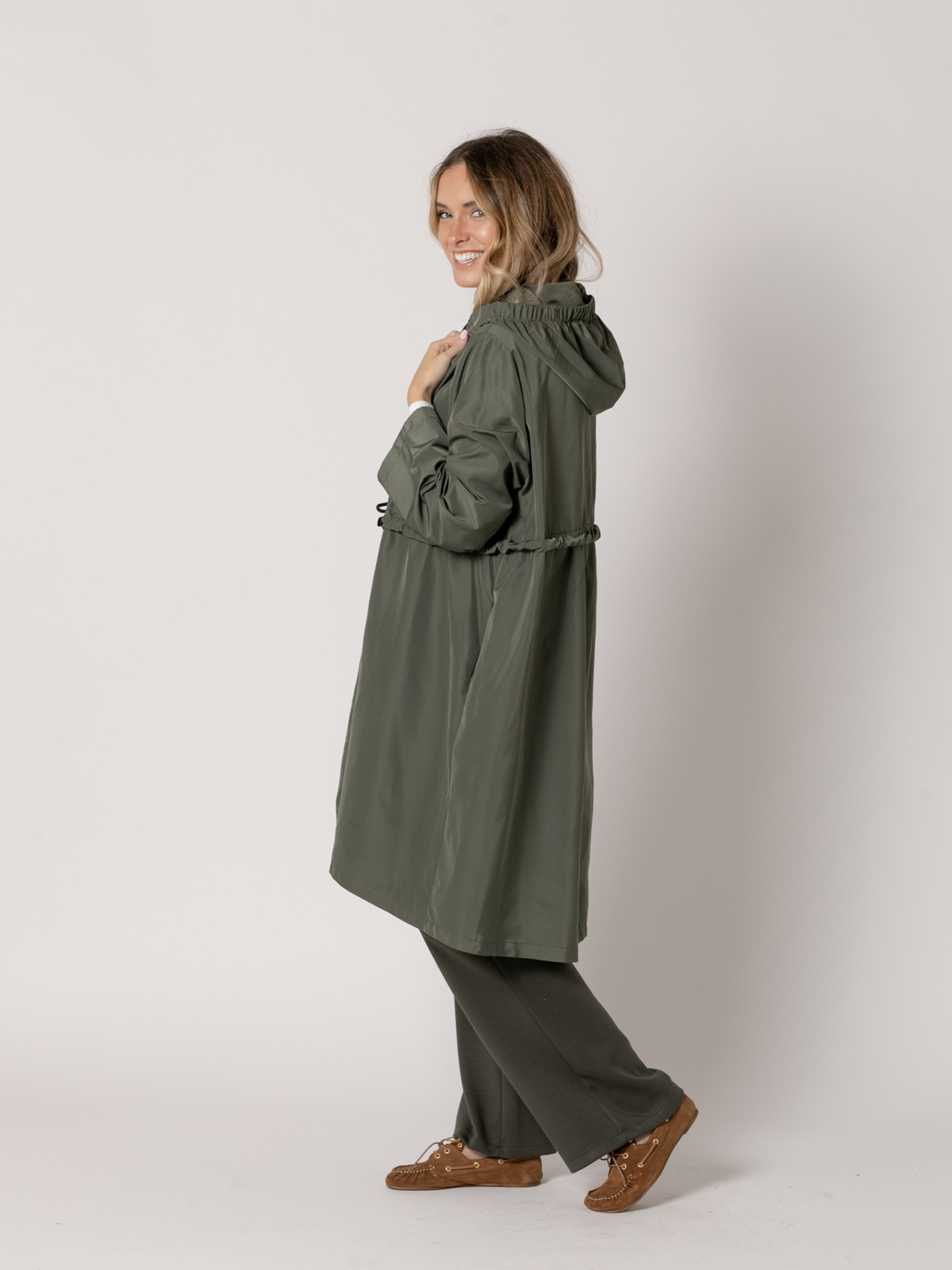 Parka larga ajustable color Verde