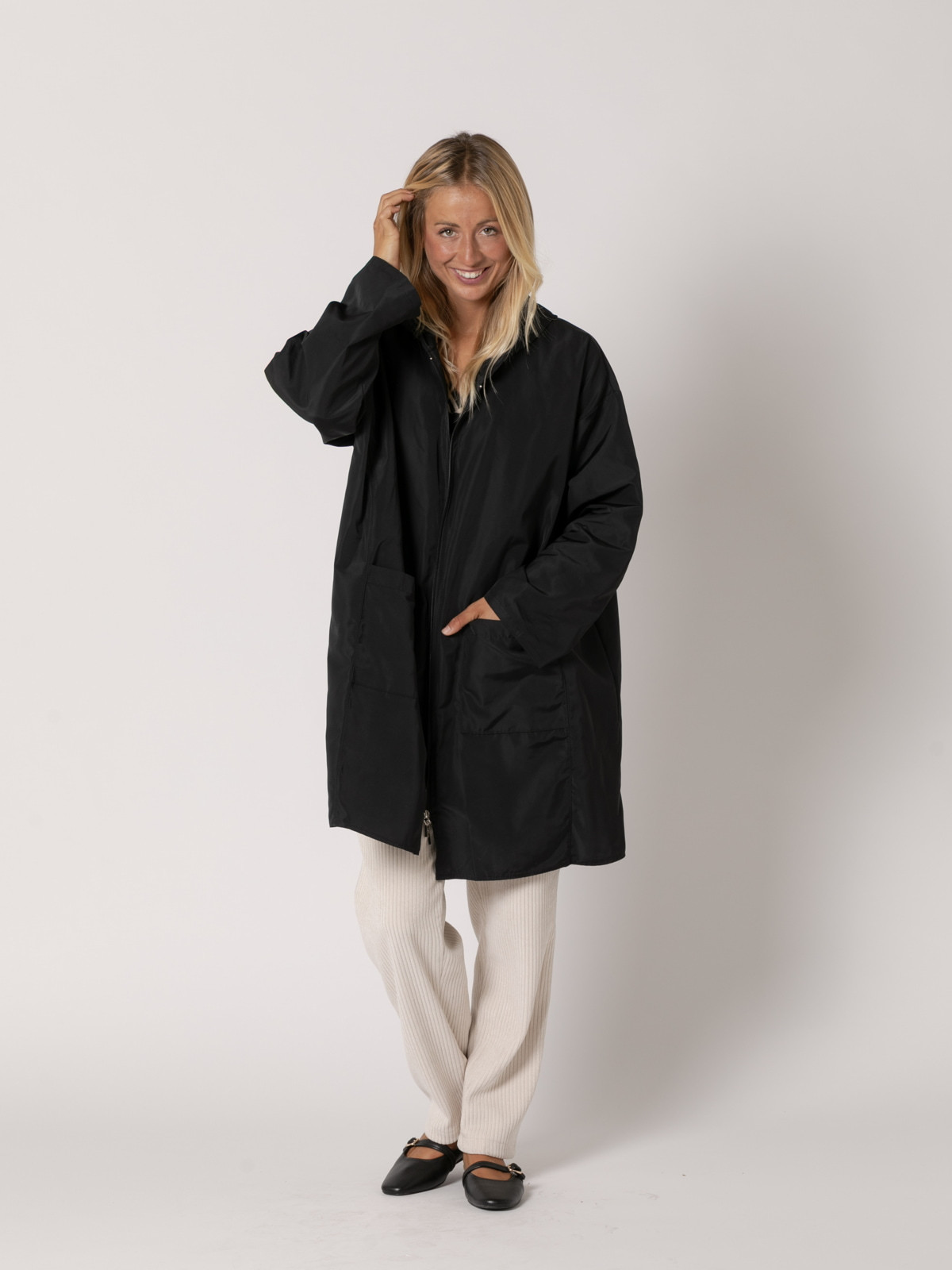 Gabardina oversize capucha color Negro