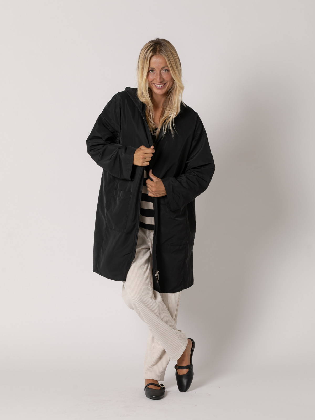 Gabardina oversize capucha color Negro