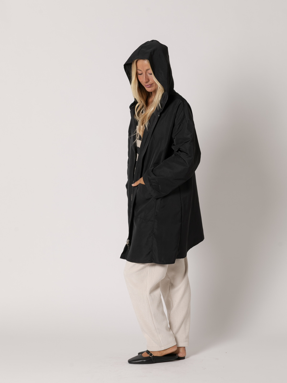 Gabardina oversize capucha color Negro