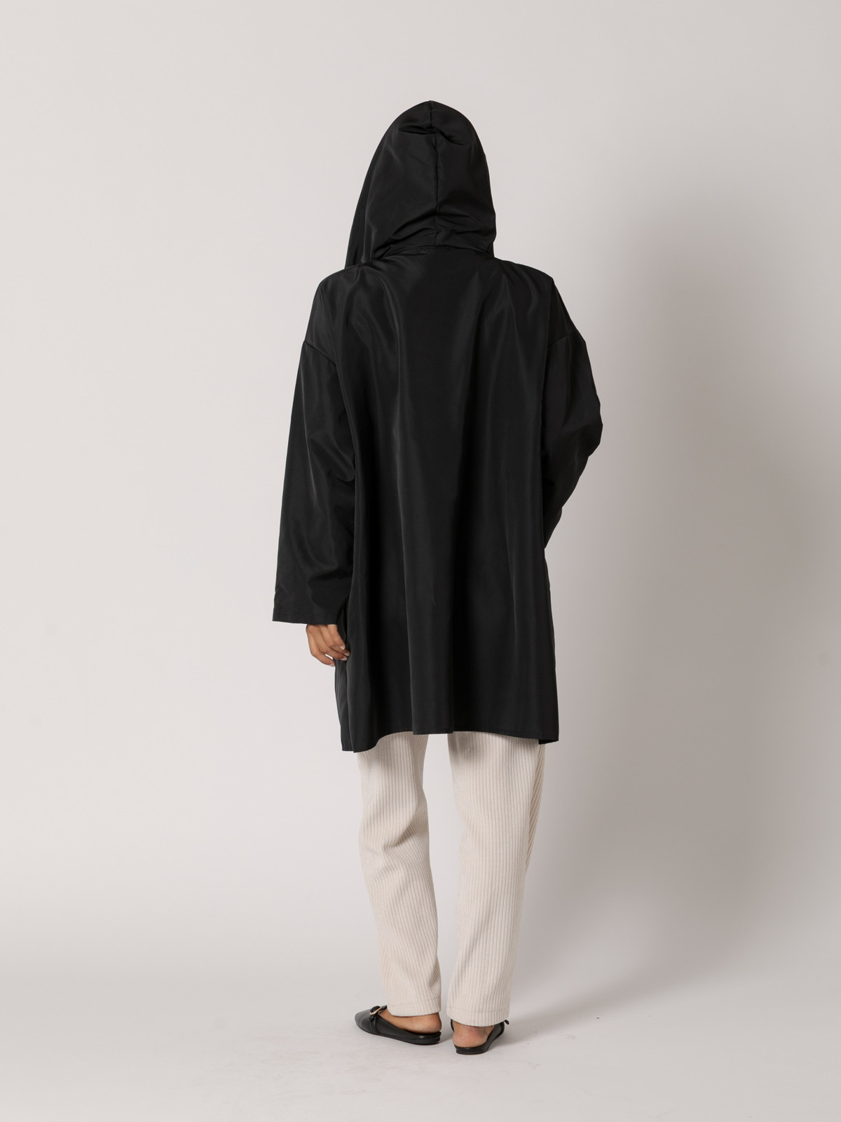 Gabardina oversize capucha color Negro