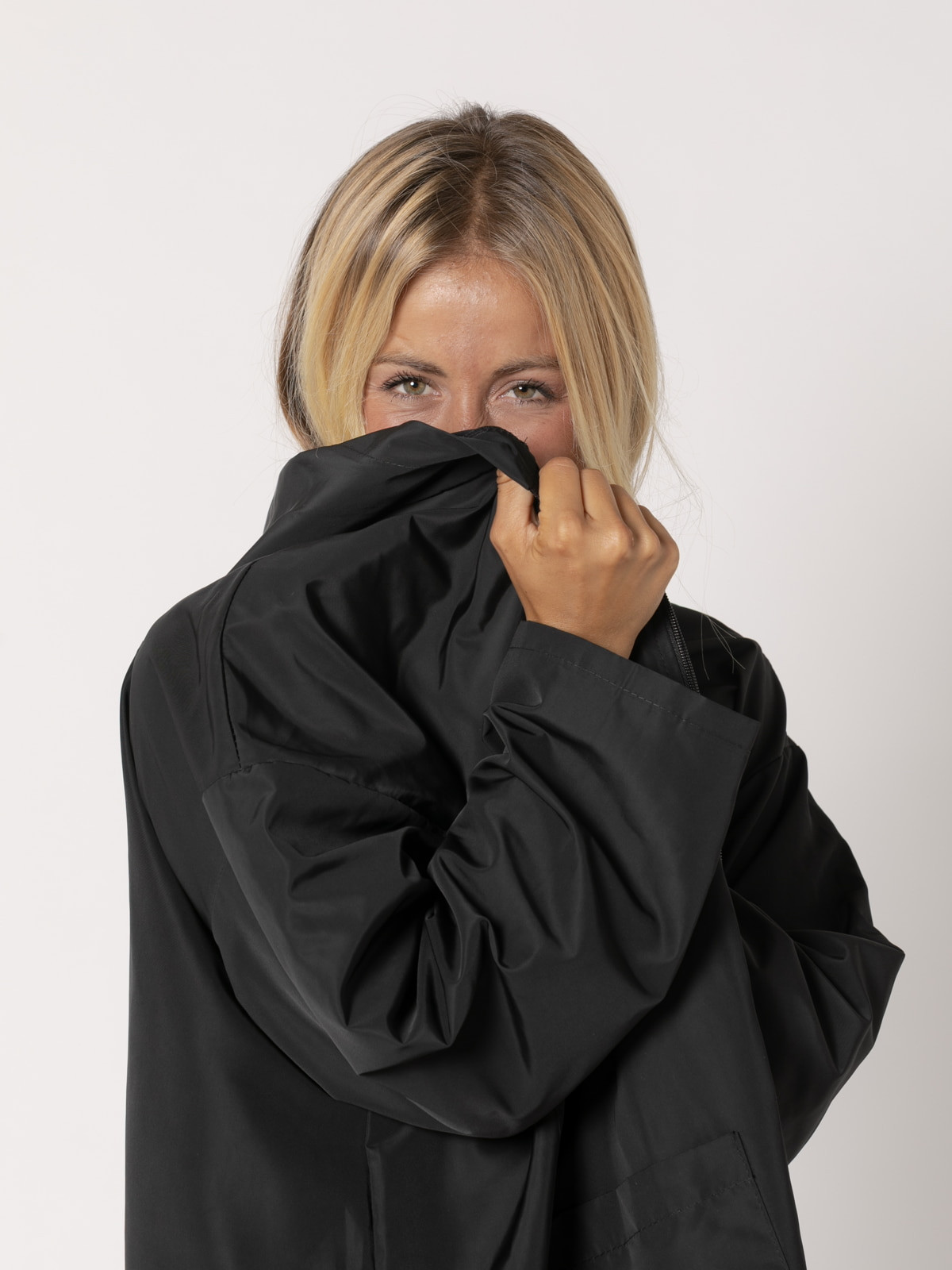 Gabardina oversize capucha color Negro