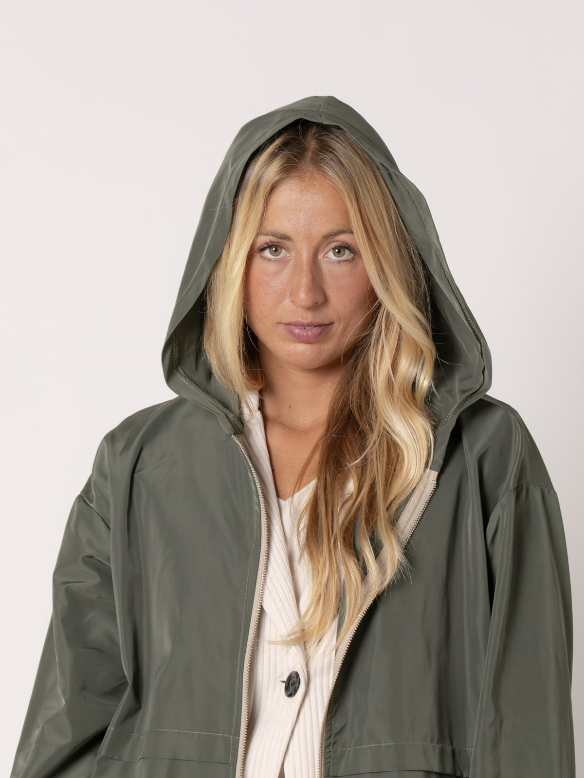 Gabardina corta color Verde
