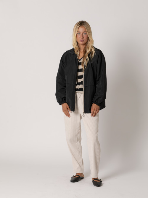 Gabardina corta color Negro