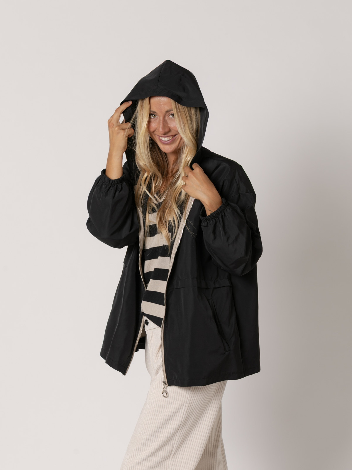 Gabardina corta color Negro