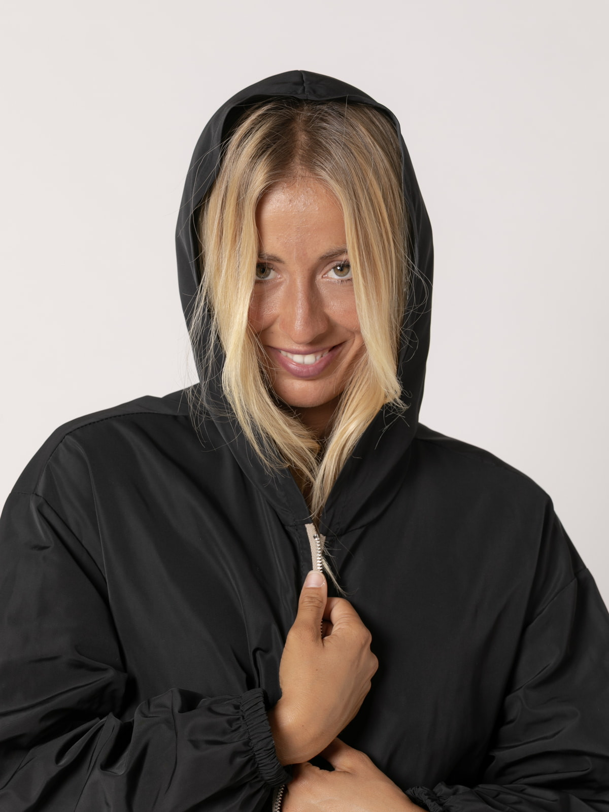 Gabardina corta color Negro