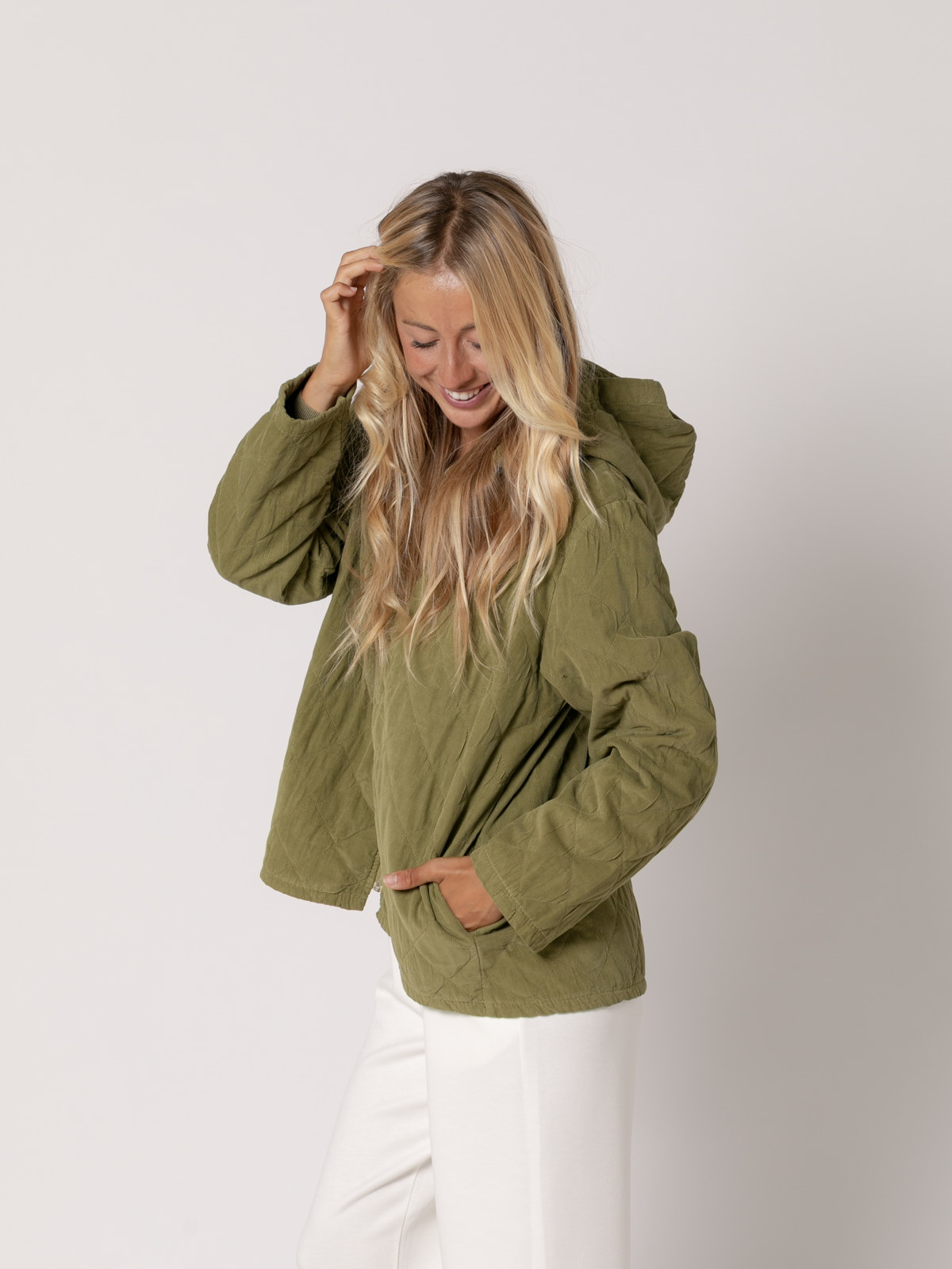 Chaqueta micro pana acolchada color Oliva