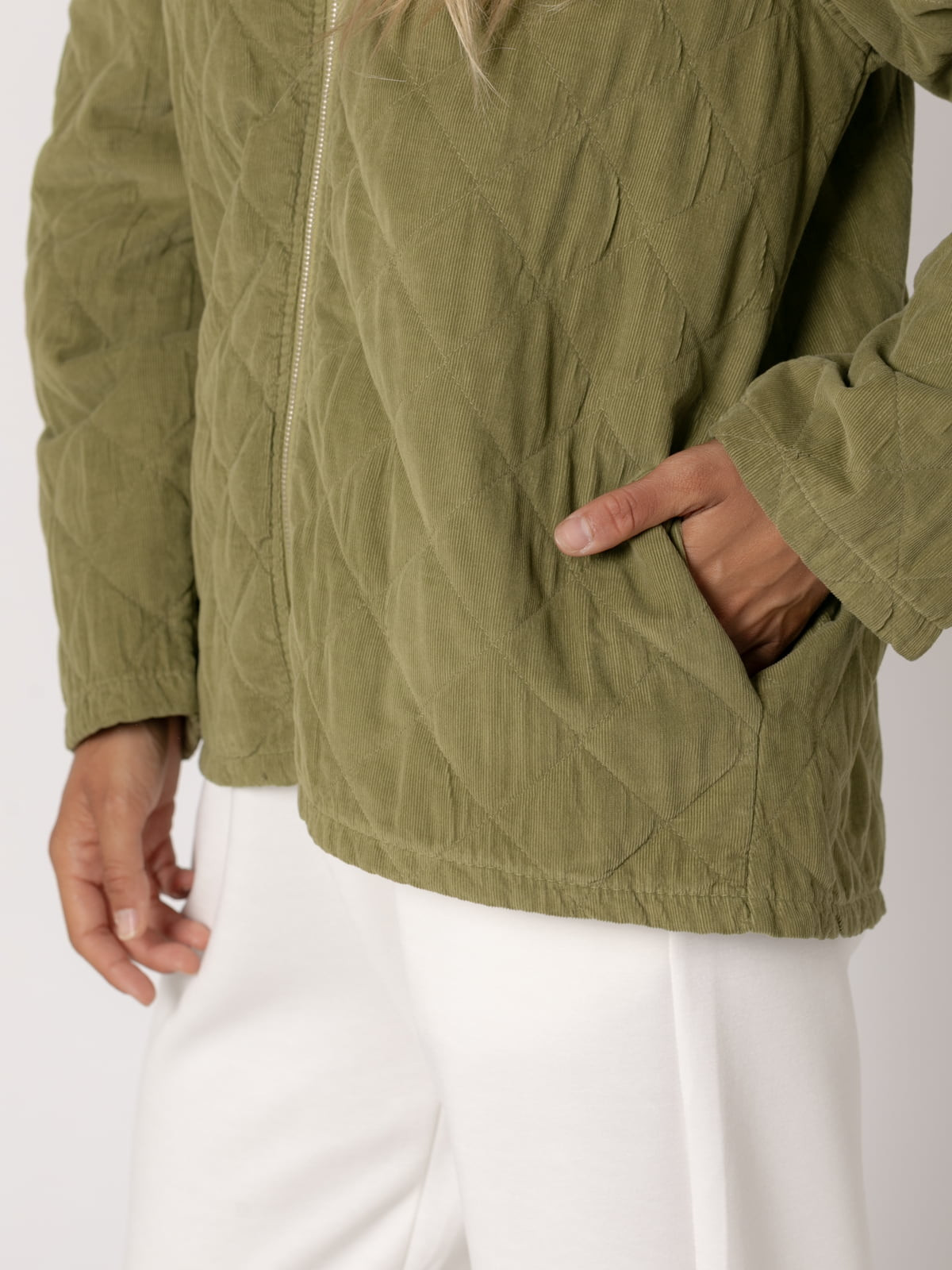 Chaqueta micro pana acolchada color Oliva