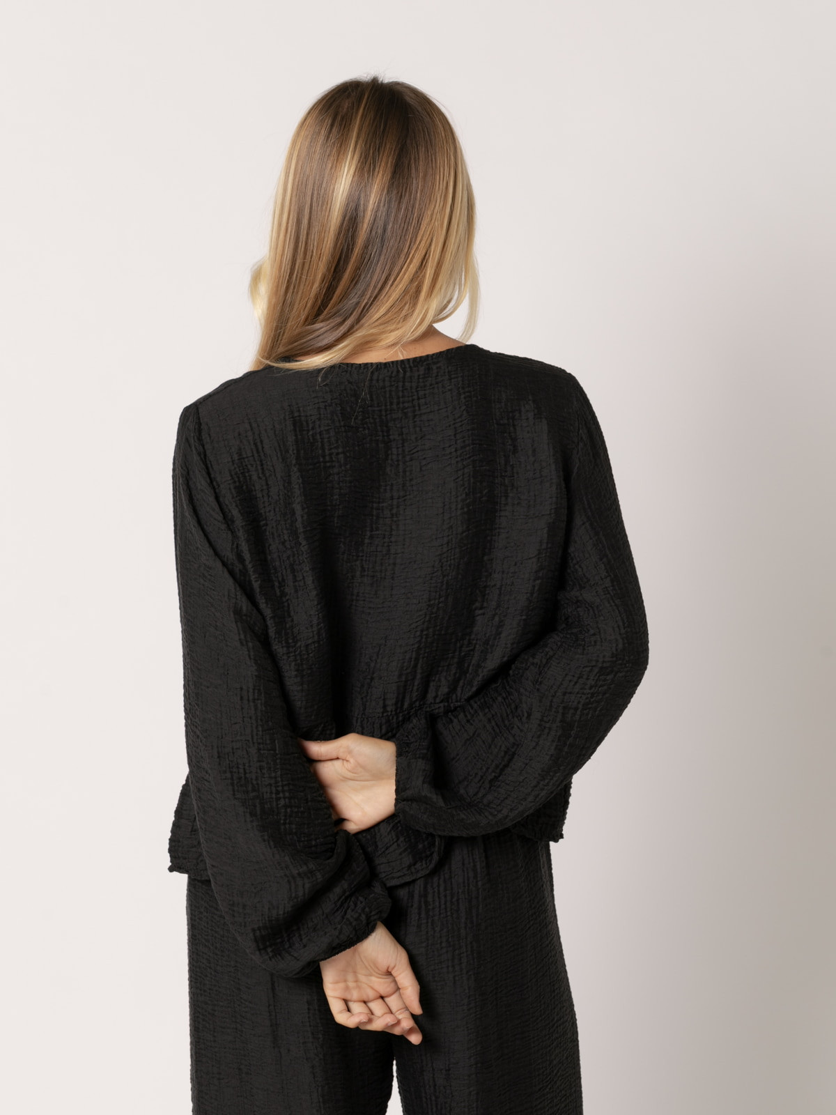 Camisa rizo c/pico 3 botones color Negro