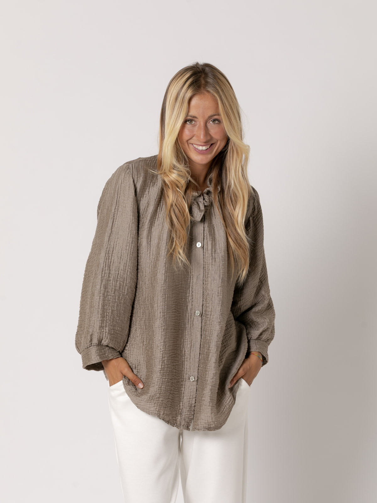 Camisa rizo volante brillo color Taupe