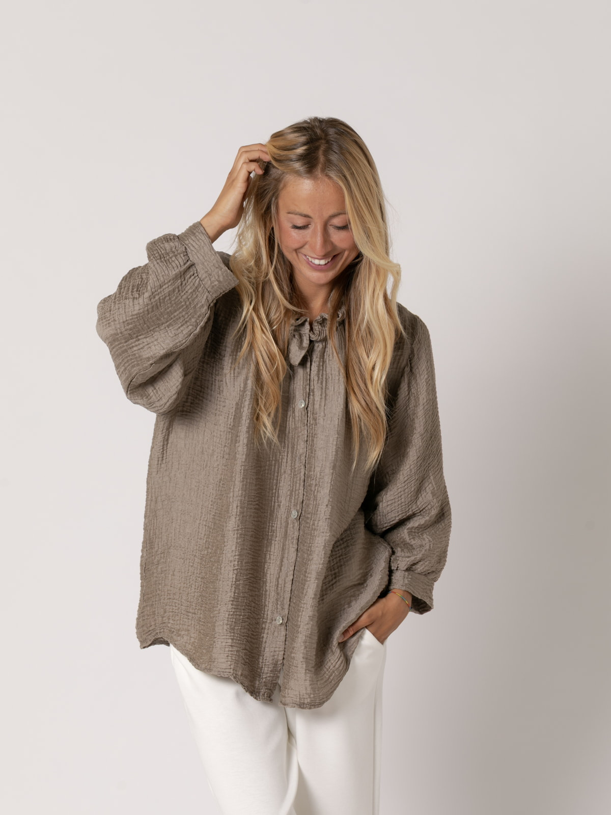 Camisa rizo volante brillo color Taupe
