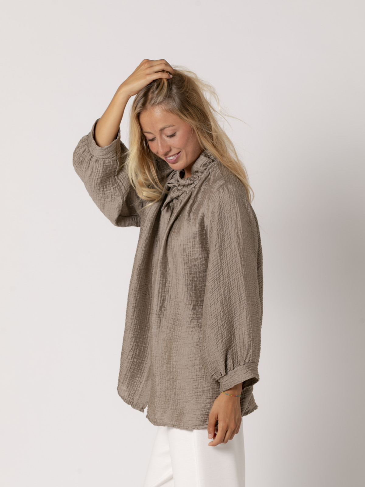 Camisa rizo volante brillo color Taupe