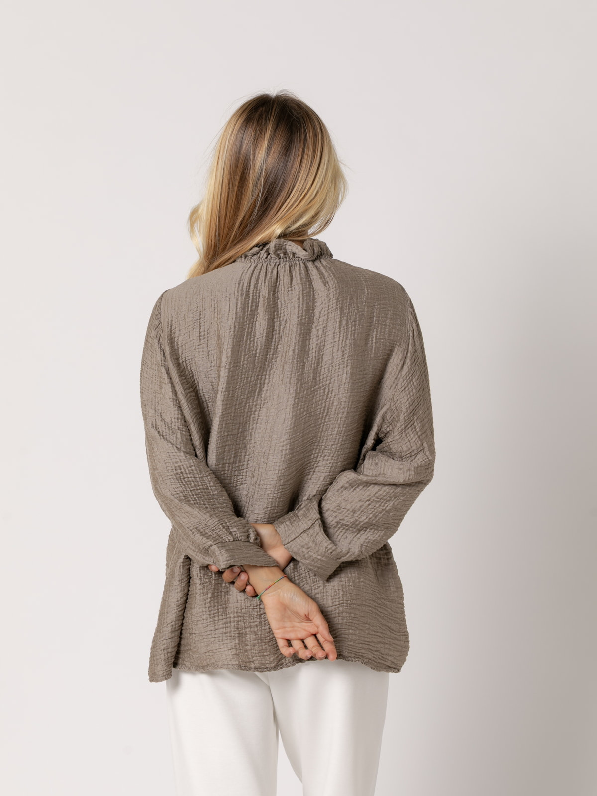 Camisa rizo volante brillo color Taupe