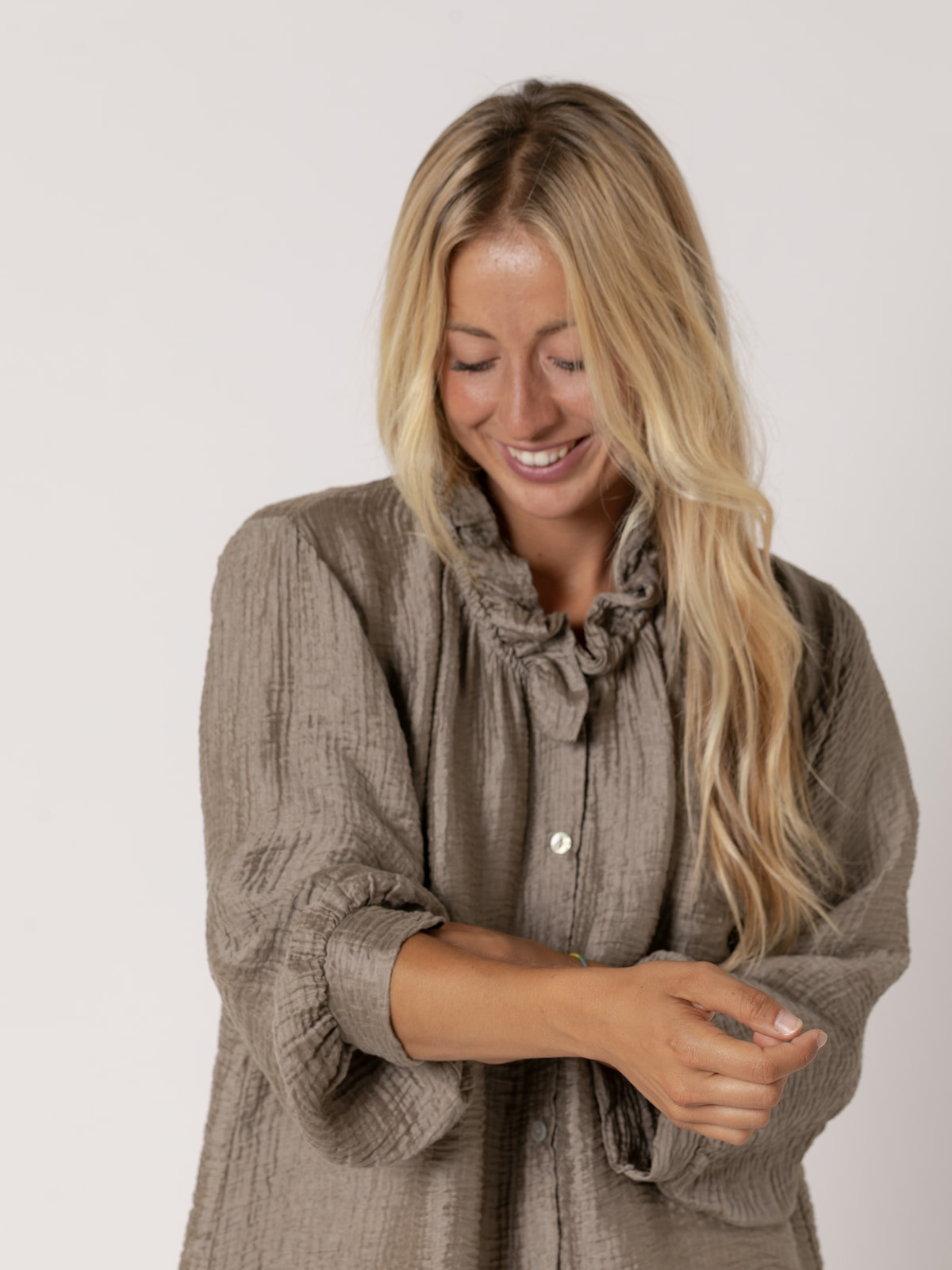 Camisa rizo volante brillo color Taupe