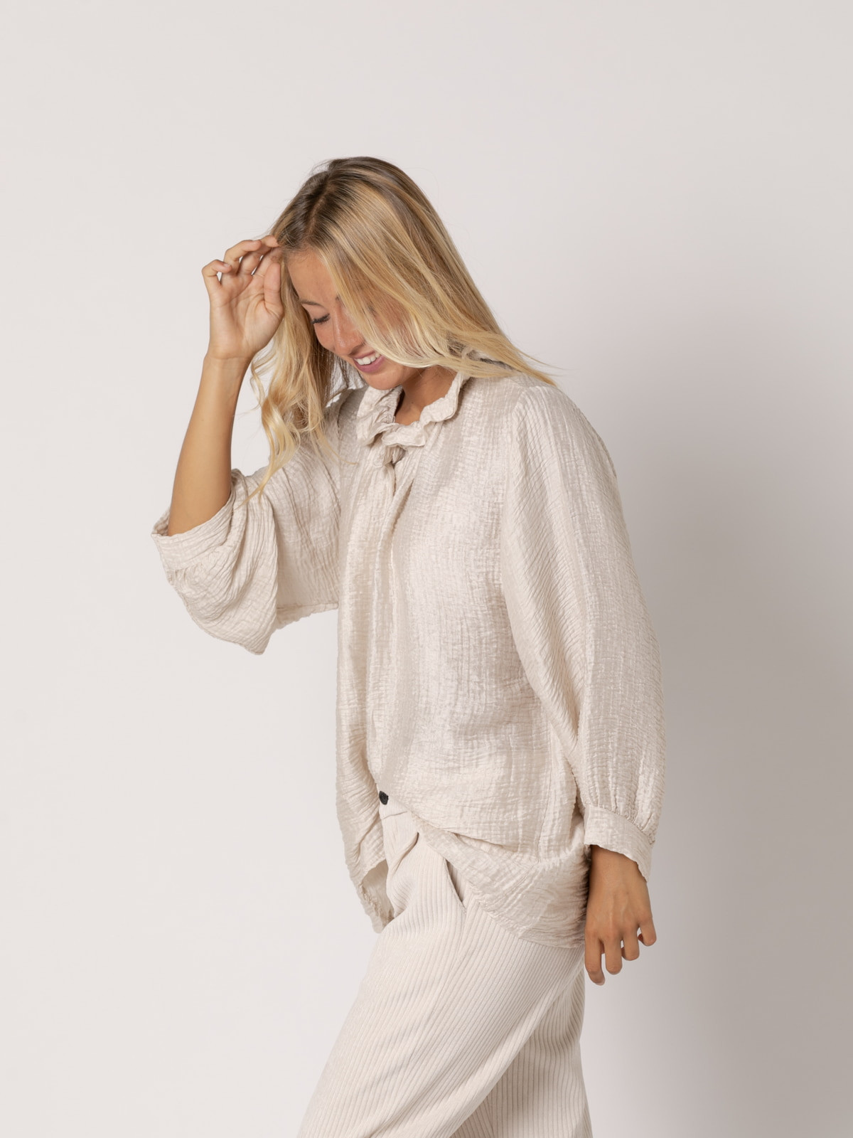 Camisa rizo volante brillo color Beige