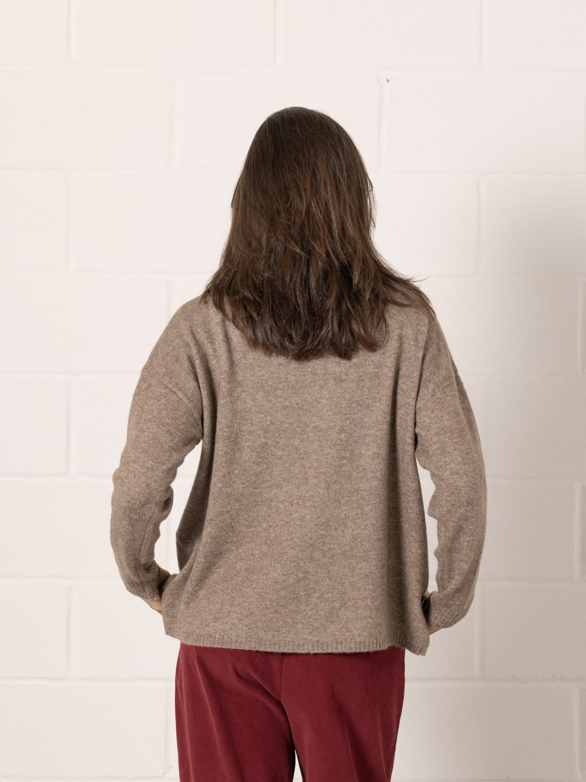 Soft oversized jersey with rolled-up hem  Marrón  colour