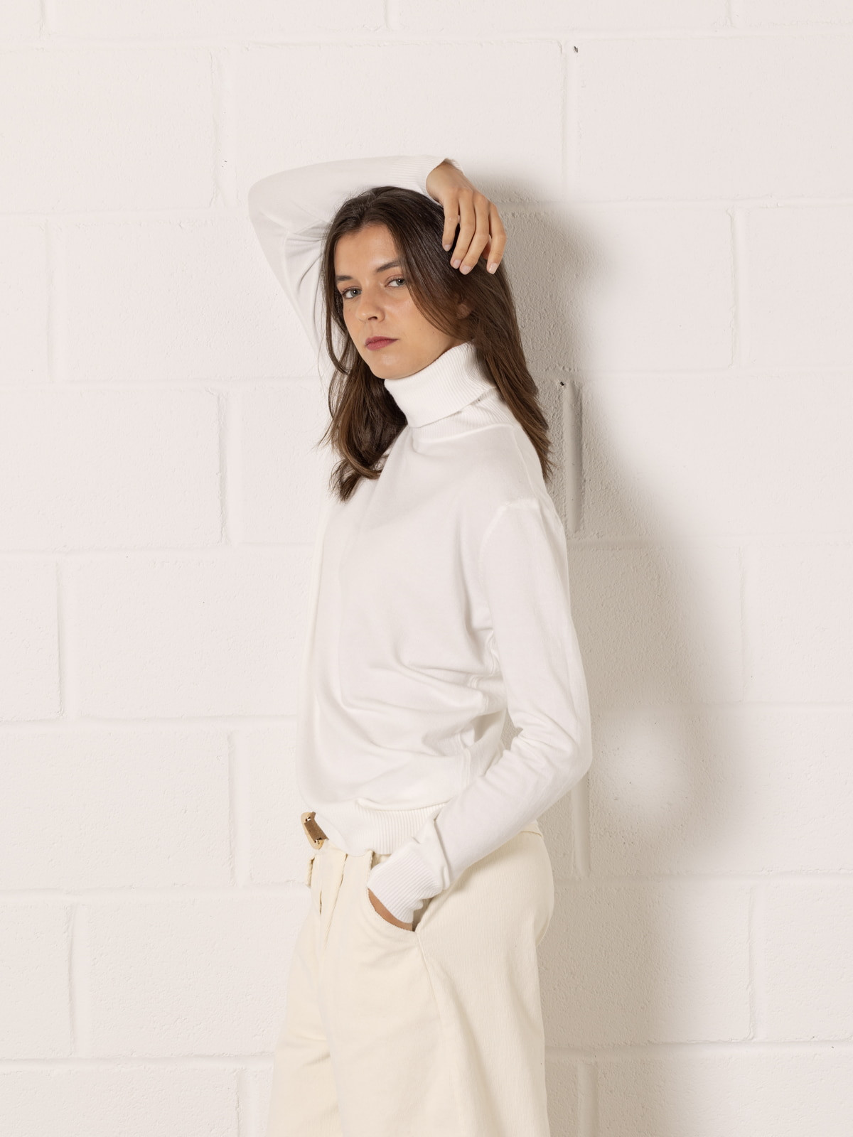 Soft jersey with a high neck  Marfil colour