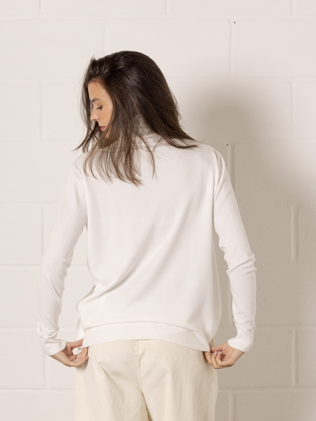 Soft jersey with a high neck  Marfil colour