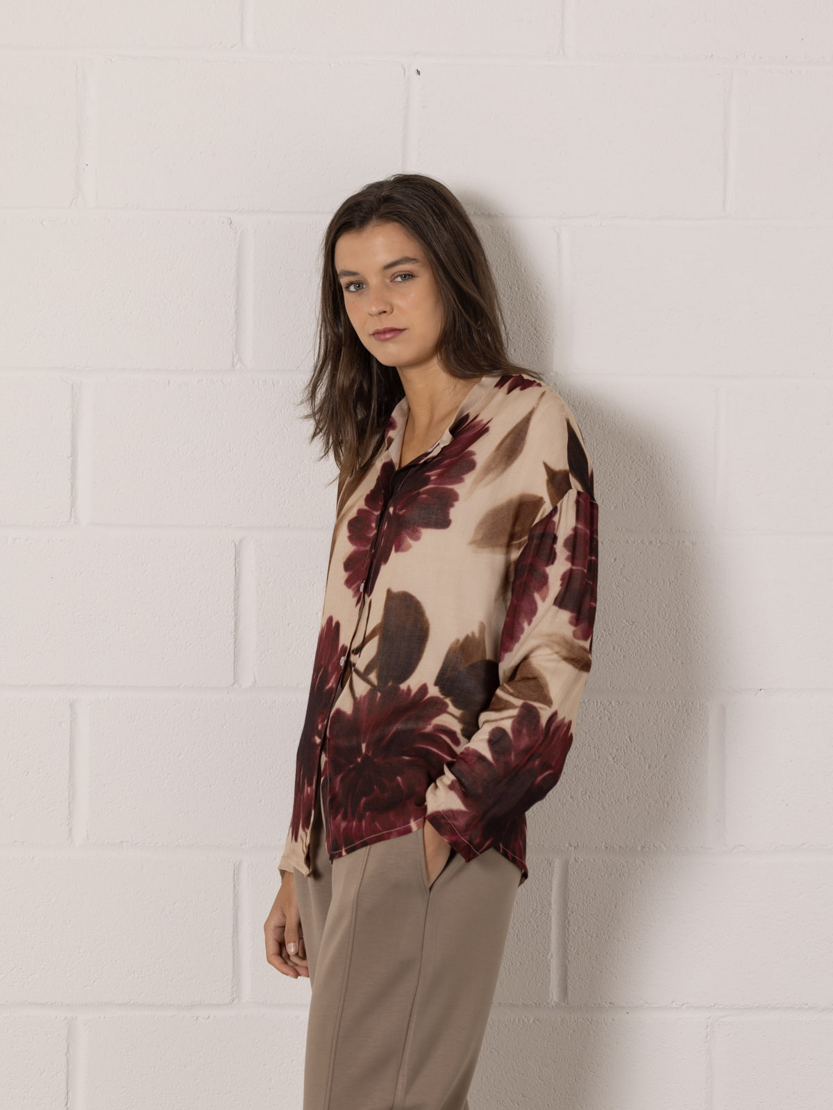Camisa fluida lana flores color Burdeos