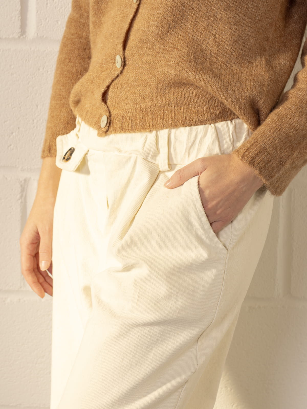 Pantalón micropana elástica momfit color Marfil