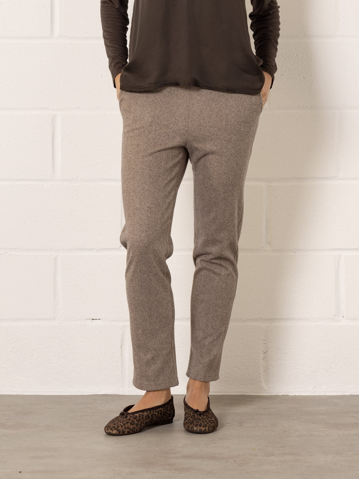 Pantalón comfy espiga color Taupe