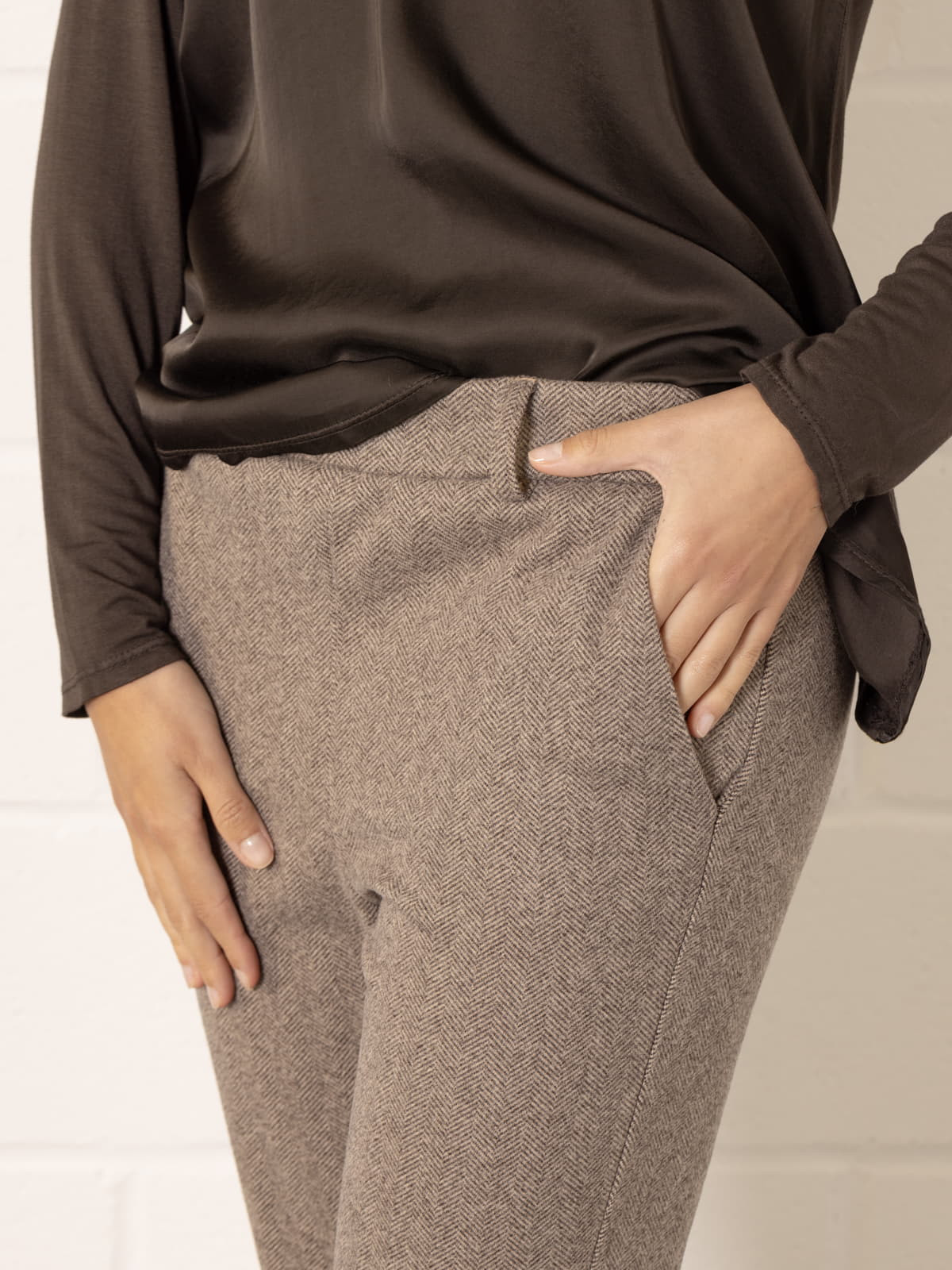 Pantalón comfy espiga color Taupe